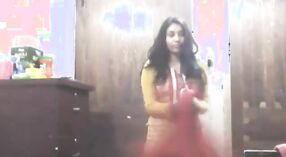 Bengalski dziewczyna paski w dół w chalvet kostium i próbuje na sukienki 4 / min 20 sec
