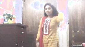 Bengalisches Mädchen zieht sich im Chalvet-Kostüm aus und probiert Kleider an 4 min 40 s