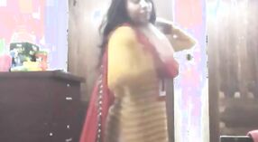 Bengalisches Mädchen zieht sich im Chalvet-Kostüm aus und probiert Kleider an 5 min 00 s