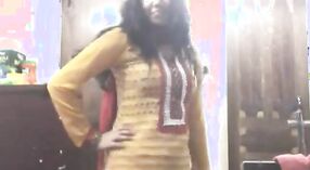 Bengalisches Mädchen zieht sich im Chalvet-Kostüm aus und probiert Kleider an 5 min 20 s