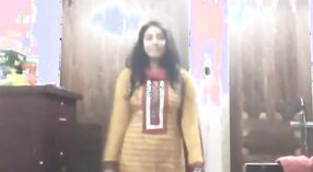 Bengalisches Mädchen zieht sich im Chalvet-Kostüm aus und probiert Kleider an 5 min 40 s