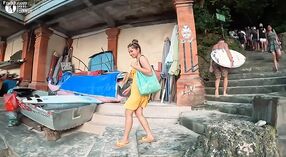 आंटी फर्नवे बाली तिच्या वक्रांना गरम बिकिनीमध्ये फडफडते 6 मिन 20 सेकंद