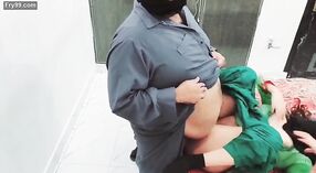 Pakistański przyrodni brat zdradza swoją żonę z zdradzającą gospodynią domową w hidżabie 7 / min 40 sec