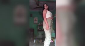 Girl Desi pleasures piyambak karo driji ing video akeh uwabe iki 1 min 20 sec