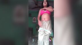 Girl Desi pleasures piyambak karo driji ing video akeh uwabe iki 1 min 50 sec