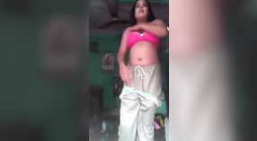 Gadis desi menyenangkan dirinya sendiri dengan jari-jarinya dalam video beruap ini 1 min 50 sec