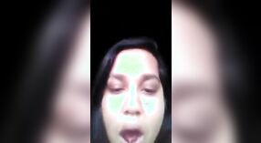 Gadis desi menyenangkan dirinya sendiri dengan jari-jarinya dalam video beruap ini 3 min 20 sec