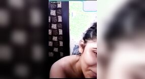 Une superbe fille avec un appareil photo envoie un message sensuel 2 minute 00 sec