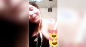 Une superbe fille avec un appareil photo envoie un message sensuel 3 minute 00 sec