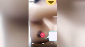 Une superbe fille avec un appareil photo envoie un message sensuel 4 minute 20 sec