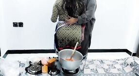 پاکستانی بیوی باورچی خانے میں گڑبڑ ہو جاتا ہے جبکہ ہندی آڈیو کے ساتھ کھانا پکانا 2 کم از کم 40 سیکنڈ