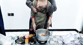 Pakistanische Frau wird beim Kochen mit Hindi-audio in der Küche gefickt 3 min 20 s