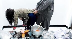 পাকিস্তানি স্ত্রী হিন্দি অডিও দিয়ে রান্না করার সময় রান্নাঘরে চুদে যায় 3 মিন 40 সেকেন্ড