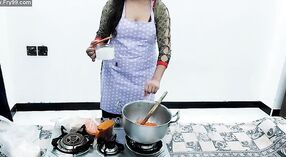 हिंदी ऑडिओसह स्वयंपाक करताना पाकिस्तानी बायको स्वयंपाकघरात चोदली जाते 0 मिन 0 सेकंद