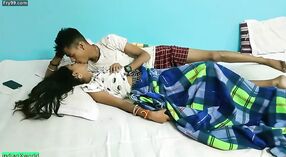 インドの10代の少女は、カメラでクラスメートとアマチュアのセックスにふける！ 3 分 00 秒