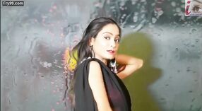 Sexy Babe preto em um Saree: BCK Suri desempenho Sensual 2 minuto 40 SEC