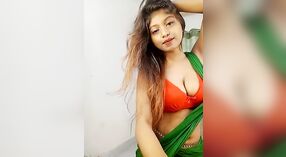 Desi girl karo amba susu ngudani mudhun kanggo dheweke saree 2 min 20 sec