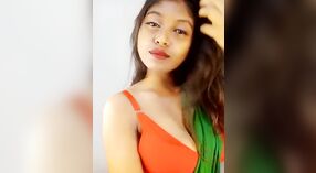 Desi girl karo amba susu ngudani mudhun kanggo dheweke saree 3 min 40 sec