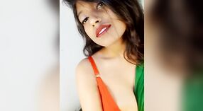 Desi girl karo amba susu ngudani mudhun kanggo dheweke saree 4 min 00 sec