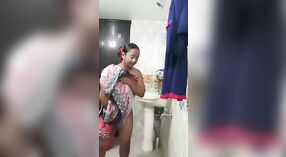 Vollbusiges Mädchen Nimmt ein Bad und Wird Gefickt 3 min 40 s