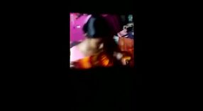 Sąsiad złapany Desi bhabi mający seks z jej chłopak w mms wideo 10 / min 20 sec