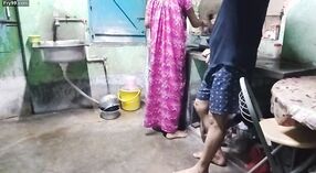 马利克·纳（Malik Na）在他的印度女佣在厨房里搞砸 0 敏 0 sec