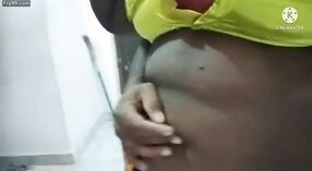 Gorąca żona cieszy pępek seks w jej Tamil sari 2 / min 00 sec