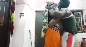 Gorąca żona cieszy pępek seks w jej Tamil sari 5 / min 20 sec