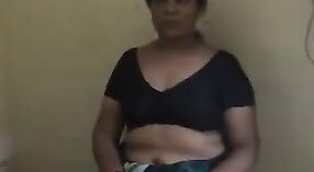 Ciocia rozbiera się do pysznego sari w tym ekscytującym filmie 0 / min 0 sec