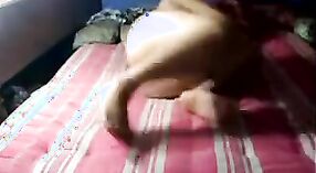 Chica amateur caliente es golpeada por una gran polla en estilo perrito 5 mín. 20 sec