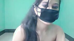 College-Mädchen Khuri Lucknow wird in einem dampfenden Dreier schmutzig 1 min 40 s