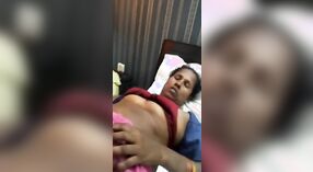 Istri Desi menikmati menjilati vagina sensual dan blowjob 1 min 30 sec