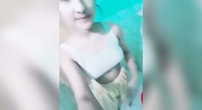 Linda chica asiática Paki se moja en la bañera 0 mín. 30 sec