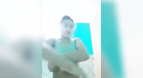 Linda chica asiática Paki se moja en la bañera 0 mín. 40 sec