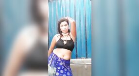 Hot bhabi with a big belly button in shorts gets naughty on camera 3 min 40 sec