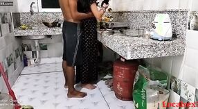 Bayi berambut hitam turun dan kotor di dapur 1 min 10 sec