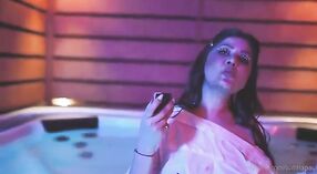 El sensual Video de Aabha Paul en la Aplicación 1 mín. 20 sec
