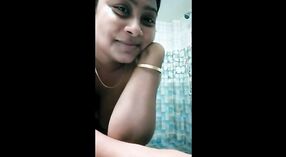 Masturbierende nasima in der Dusche mit cumshot 0 min 30 s