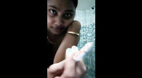 Masturbándose nasima en la ducha con corrida 0 mín. 40 sec