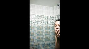 Masturbierende nasima in der Dusche mit cumshot 1 min 00 s