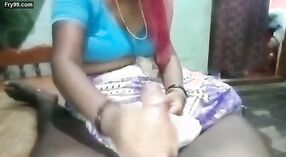 Ciocia Desi ' s niezabezpieczone cipki dostaje Sex oralny od swojego kochanka 1 / min 50 sec