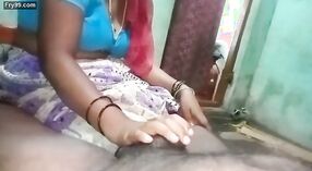 Ciocia Desi ' s niezabezpieczone cipki dostaje Sex oralny od swojego kochanka 3 / min 10 sec