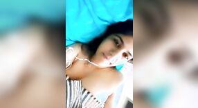 Linda garota gosta de brincar com seus peitos na câmera durante um vídeo com seu namorado 5 minuto 00 SEC