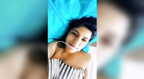 Linda chica disfruta jugando con sus tetas en la cámara durante un video con su novio 6 mín. 20 sec