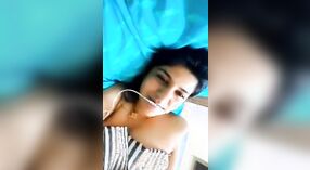 Linda chica disfruta jugando con sus tetas en la cámara durante un video con su novio 7 mín. 00 sec