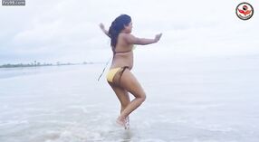 L'aventure en bikini de Jillik Roy sur la plage de Mandarmani 0 minute 0 sec