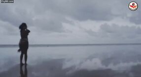 مغامرة بيكيني جيليك روي على شاطئ ماندارماني 1 دقيقة 30 ثانية