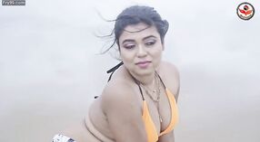 L'aventure en bikini de Jillik Roy sur la plage de Mandarmani 5 minute 00 sec