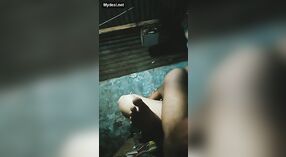 Desi bhabi est payé pour du sexe dans une vidéo flashy 7 minute 00 sec