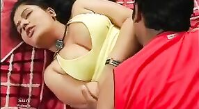 Busty بیب اس کے بڑے ڈک پر ایک سواری لیتا ہے 0 کم از کم 40 سیکنڈ